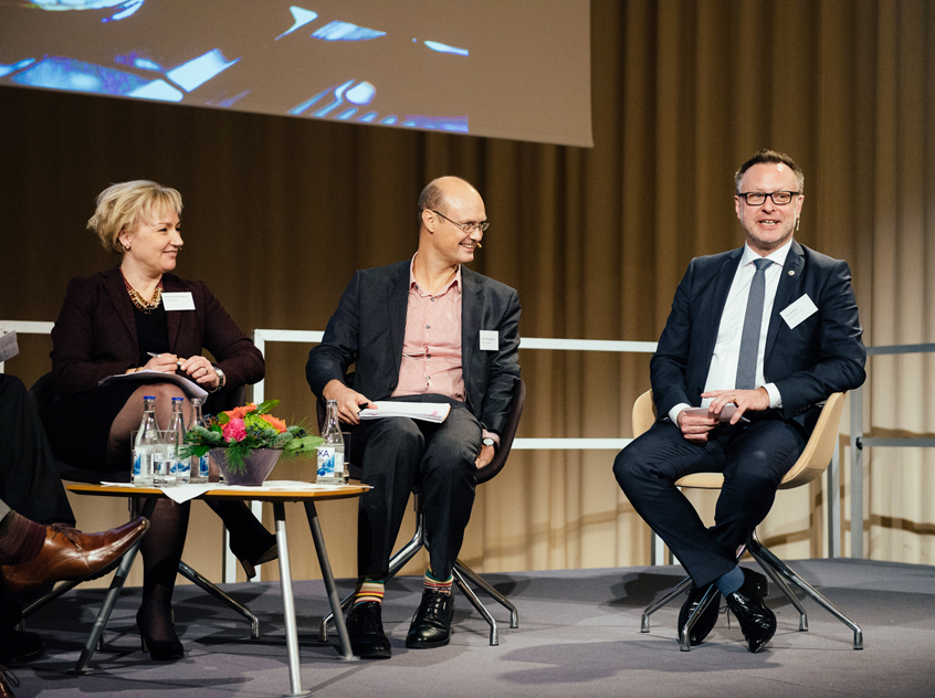 Från vänster Helene Hellmark Knutsson, minister för forskning och högre utbildning, professor Claes-Fredrik Helgesson, Linköpings Universitet och Hans Winberg, generalsekreterare, Leading Health Care.