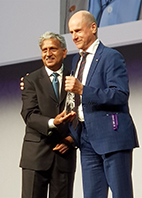 Lars Lannfelt (till höger) tilldelas utmärkelsen Khalid Iqbal Lifetime Achievement Award in Alzheimer’s Disease Research, av Professor Khalid Iqbal (till vänster), medgrundare till Alzheimer’s Association International Conference.