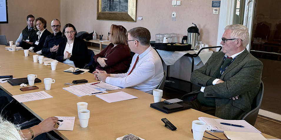 Agnieszka Madej, ordförande Sveriges Farmaceuter, flankerad till vänster av Lisa Stern och Johan Wallér, chefsstrateg resp vd Apoteksföreningen, till höger Maria State, enhetschef Socialstyrelsen, Anders Åkesson, moderator, samt Anders W Jonsson (C), riksdagsledamot.