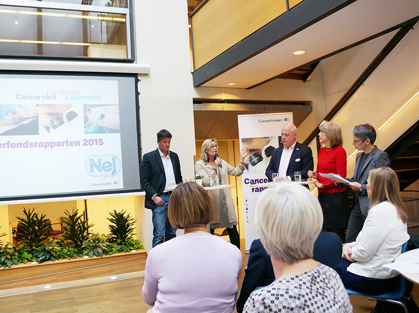 Paneldiskussion under presentationen av Cancerfondsrapporten 2015. Från vänster Ilija Battjan, Agneta Karlsson, Jan Zedenius, Barbro Sjölander och moderatorn Nedjma Chaouche.