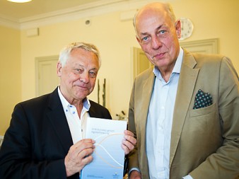 Utredaren Bengt Westerberg överlämnar utredningsbetänkandet till statssekreterare Peter Honeth. Foto: Mikael Lundgren/ Regeringskansliet.