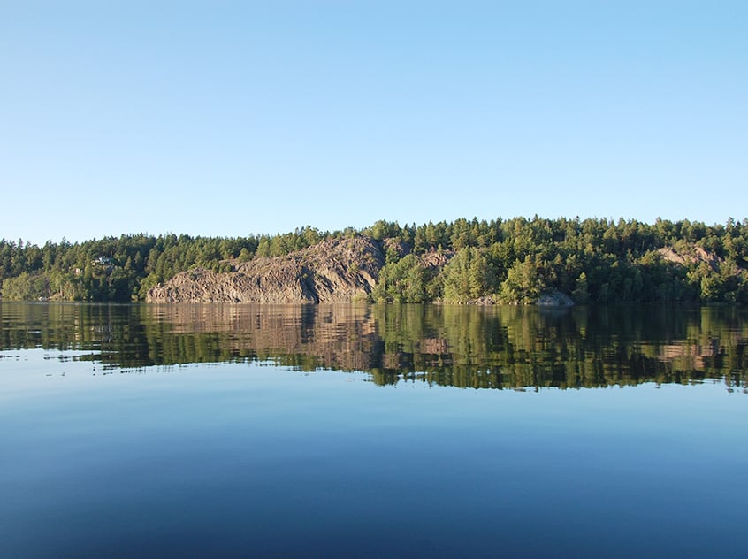 Vattnet från reningsverket hamnar i Knivstaån som så småningom mynnar i Mälaren.