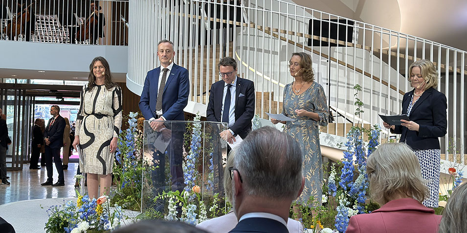 Panelsamtal under invigningen, fr v: Kathrine Bengaard Poulsen, vd på Novo Nordisk i Sverige, Peter Jidesjö, vice vd Permobil, Jens Nielsen, vd BioInnovation Danmark, Anna Sandström, Senior director i Europa för samhällsfrågor inom forskning och utveckling AstraZeneca, samt moderator Jenni Nordborg, chef internationella relationer. Lif.