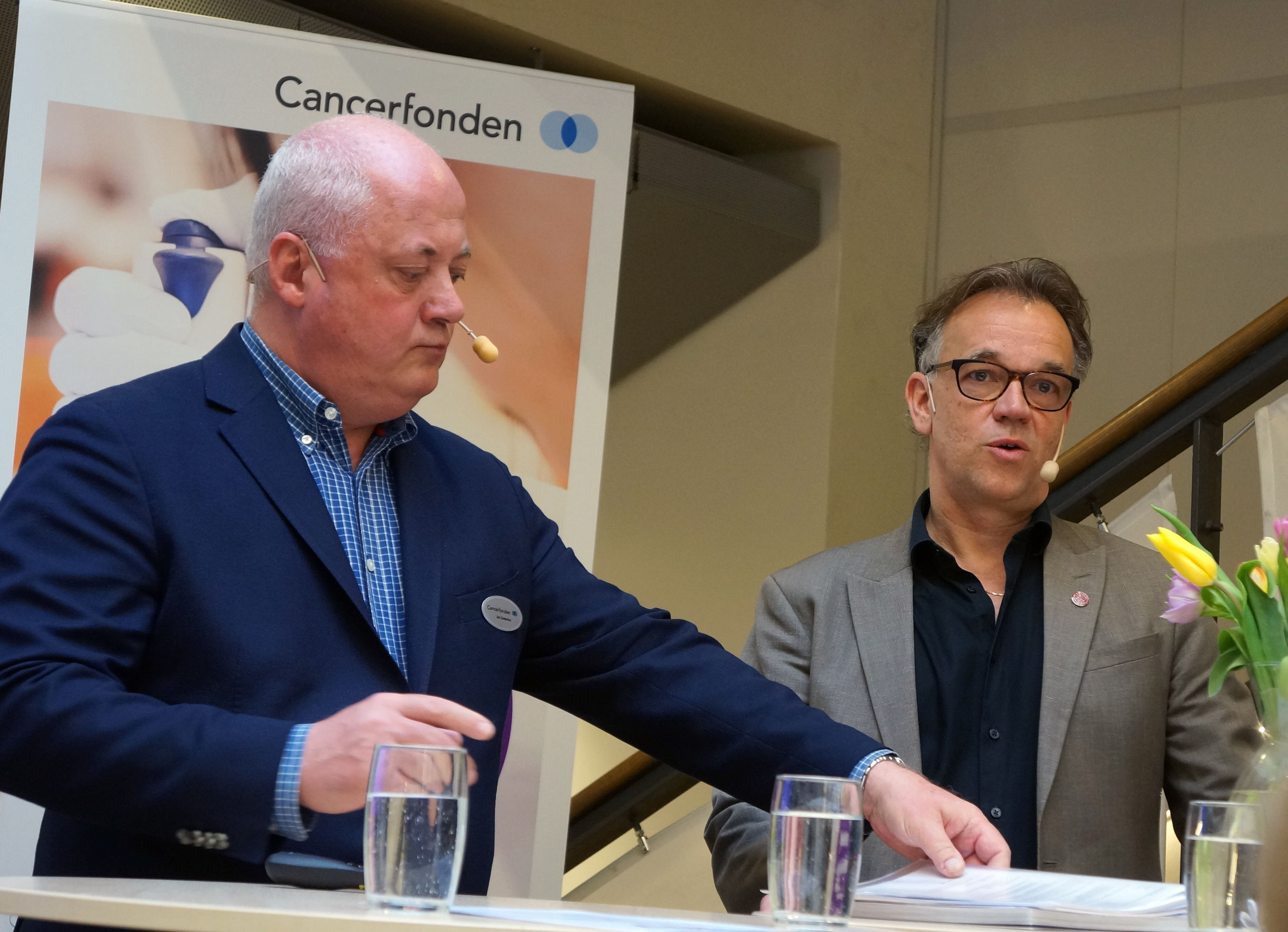 Jan Zedenius (till vänster), biträdande vetenskaplig sekreterare på Cancerfonden och Hans Hägglund, verksamhetschef för blod- och tumörsjukdomar vid Akademiska sjukhuset i Uppsala.