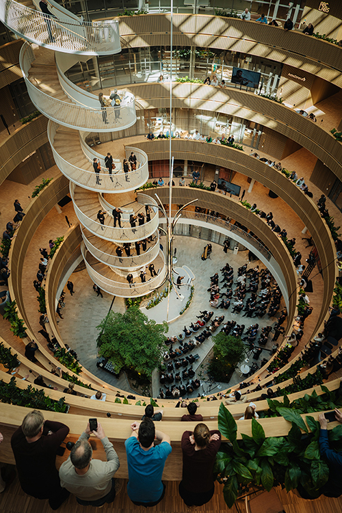 Dansk design av Forskarens atrium, med spiraltrappan där musiker för dagen placerats ut.
