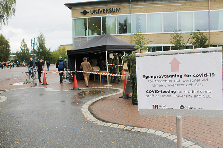 Ett provtagningstält för covid-19 mötte studenterna vid Umeå Universitet