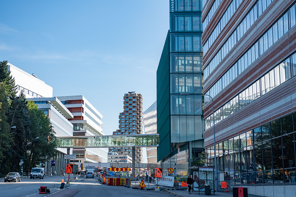 En ny vy från Karolinska-området i Solna. KI är numera via skyway även fysiskt sammanbyggt med Karolinska Universitetssjukhuset.