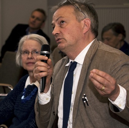 Johan Permert ställer frågor till panelen under diskussionen. Foto: Internetfoto/ Patric Lindén