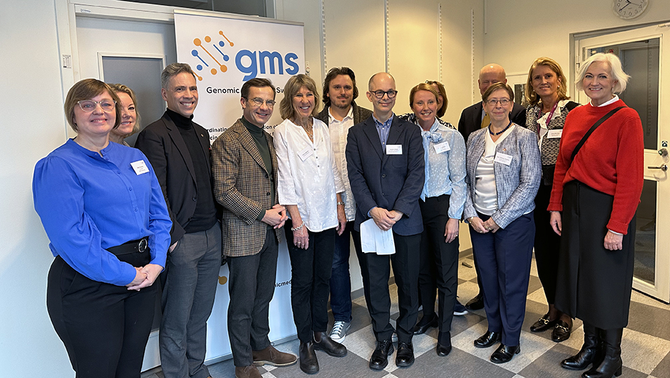 GMS-besöket fr v: Päivi Östling, forskare vid institutionen för onkologi-patologi på Karolinska Institutet, Ebba Hallersjö Hult, verksamhetsledare för Nollvision cancer, David Gisselsson Nord, professor och överläkare vid Lunds universitet, Region Skåne och ansvarig för arbetet med GMS Barncancer, Ulf Kristersson, statsminister, Karin Liljelund, vice ordförande för Lungcancerföreningen, Per Sikora, bioinformatiker, Anders Edsjö, överläkare vid Region Skåne, vice föreståndare för GMS och ansvarig för GMS Solida tumörer, Frida Lundmark, life science-expert Lif, Eva Tiensuu Janson, Eva Tiensuu Janson, ställföreträdande vicerektor Medicin och farmaci, Uppsala universitet, Anna Martling, professor och dekan vid Karolinska Institutet och överläkare vid Karolinska universitetssjukhuset, Acko Ankarberg Johansson, sjukvårdsminister.
