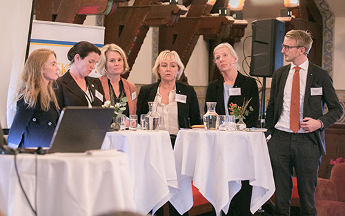 Politikerpanel under Forska!Sverige-dagen. Från vänster Pernilla Stålhammar (MP), Lina Nordquist (L), Pia Steensland (KD), Helene Hellmark Knutsson (S), Kristina Axén Olin (M) och Fredrik Christensson (C). 