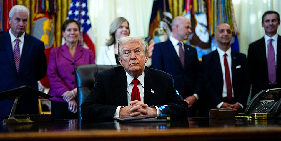 President Donald Trump meddelar 6 november en uppgörelse med företagen Novo Nordisk och Eli Lilly om priser och investeringar i USA. Till höger i bakgrunden David Ricks, CEO Eli Lilly, samt tvåa från vänster Mike Doustdar, CEO Novo Nordisk.