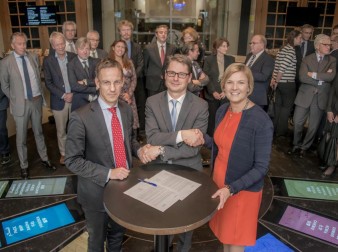 Från vänster Jacob Tellgren, VD, MSD, Hans-Gustaf Ljunggren, dekanus för forskning, Karolinska Institutet, och Susan Shiff, Senior Vice President, Merck &amp; Co., Inc.