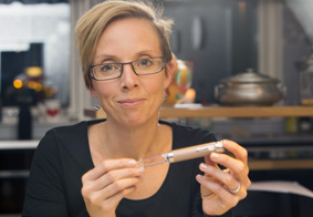 Diabetikiern Annika Jönsson i Höör med insulinsprutan hon inte längre behöver.