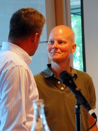 Johnny Munkhammar summerar seminariet med kommissionens ordförande Ilija Batljan. Foto: LIF/ Lotta Fogelström