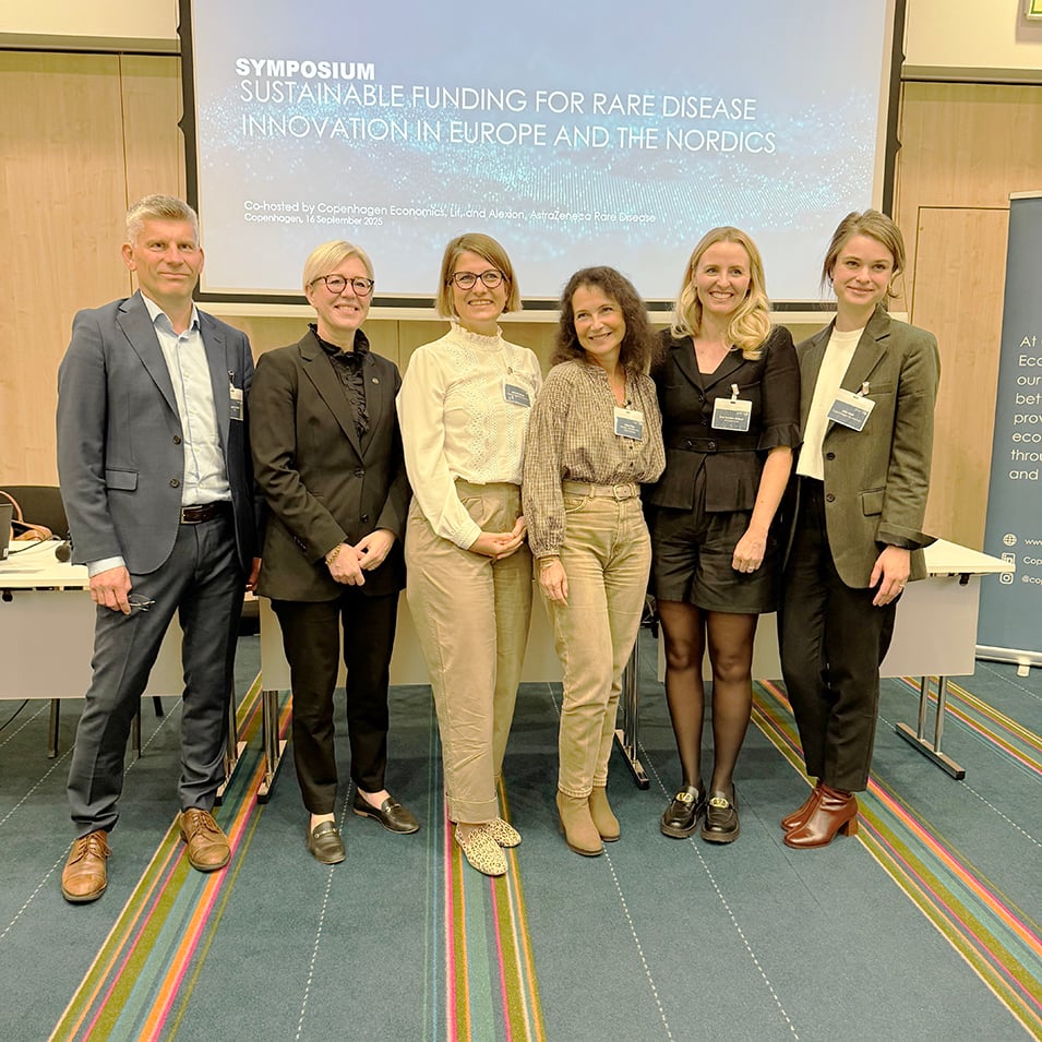 Panelen fr v: Douglas Lundin, chefsekonom TLV, Sofia Wallström, CEO Lif, Malwina Mejer, senior ekonom Copenhagen Economics, Dana Vigier, VP Central & Northern Europe Alexion, Saga Brebbia Dirksen, patient och företrädare NF Danmark, Julia Sabine Wahl, Copenhagen Economics.