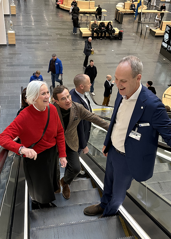 Glada miner under ministerbesöket på Karolinska Universitetssjukhuset med Patrik Rossi, Temachef Cancer.